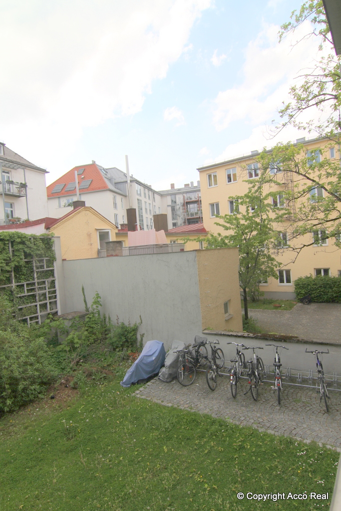 Mann sieht Innenhof, Garten und Nachbargebäude